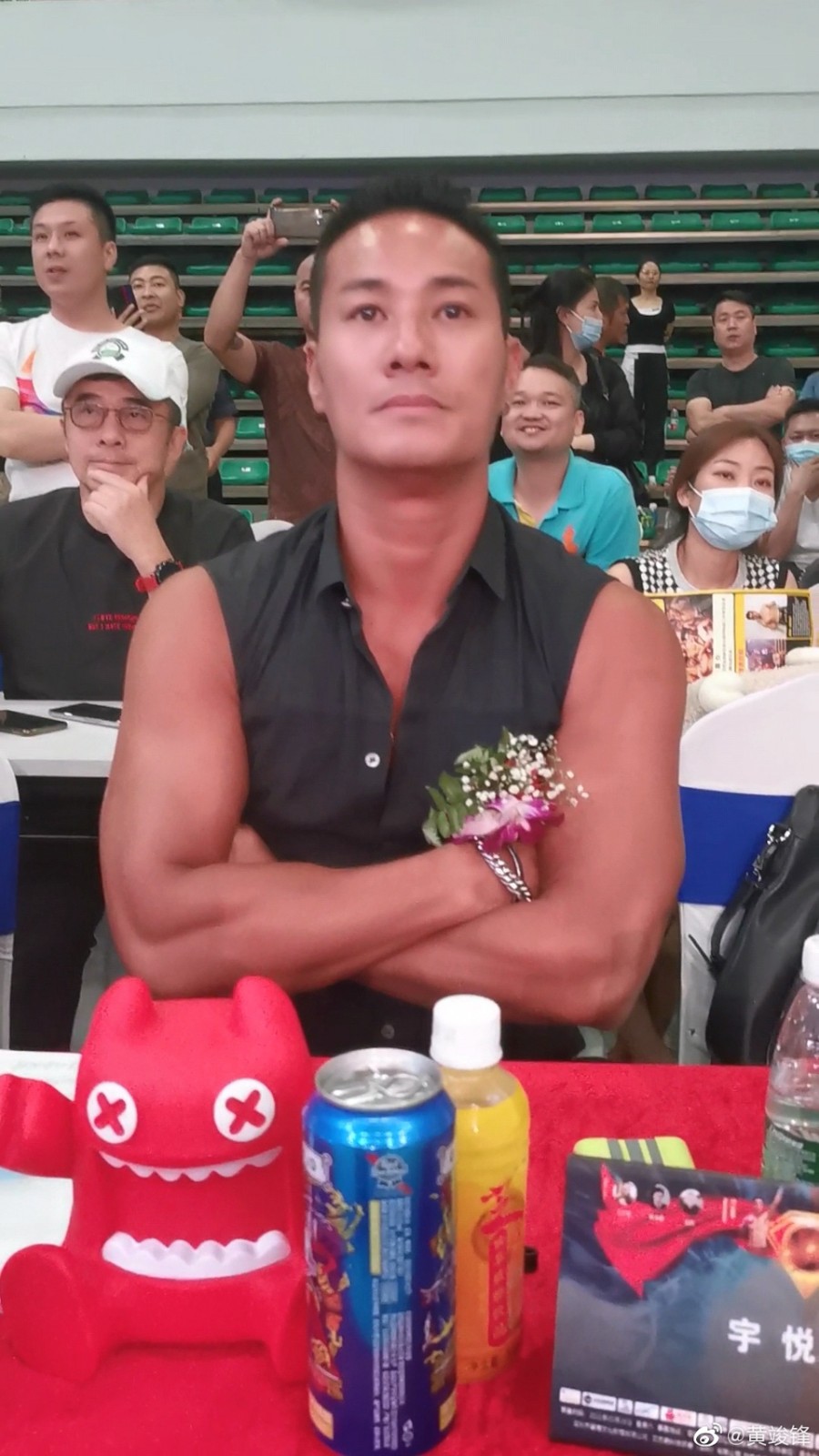 1刀砍在臉上！46歲男星「臉皮當場掉了」重傷送醫　痛苦還原過程：「縫了100針」