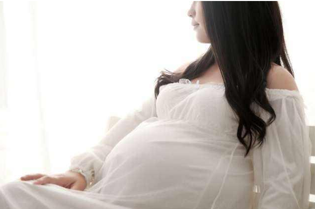 和閨蜜夫妻出遊！閨蜜懷孕不慎落水「竟是老公跳下去救人」　我去後車廂拿乾衣服「一打開崩潰了」