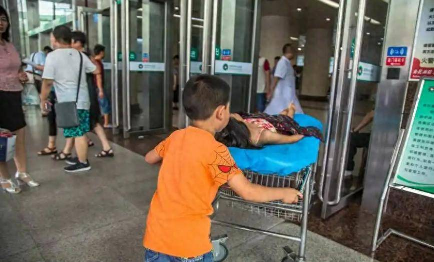 爸媽不要他們了！7歲弟獨自堅強「推11歲姐姐去看病」：別怕有我在