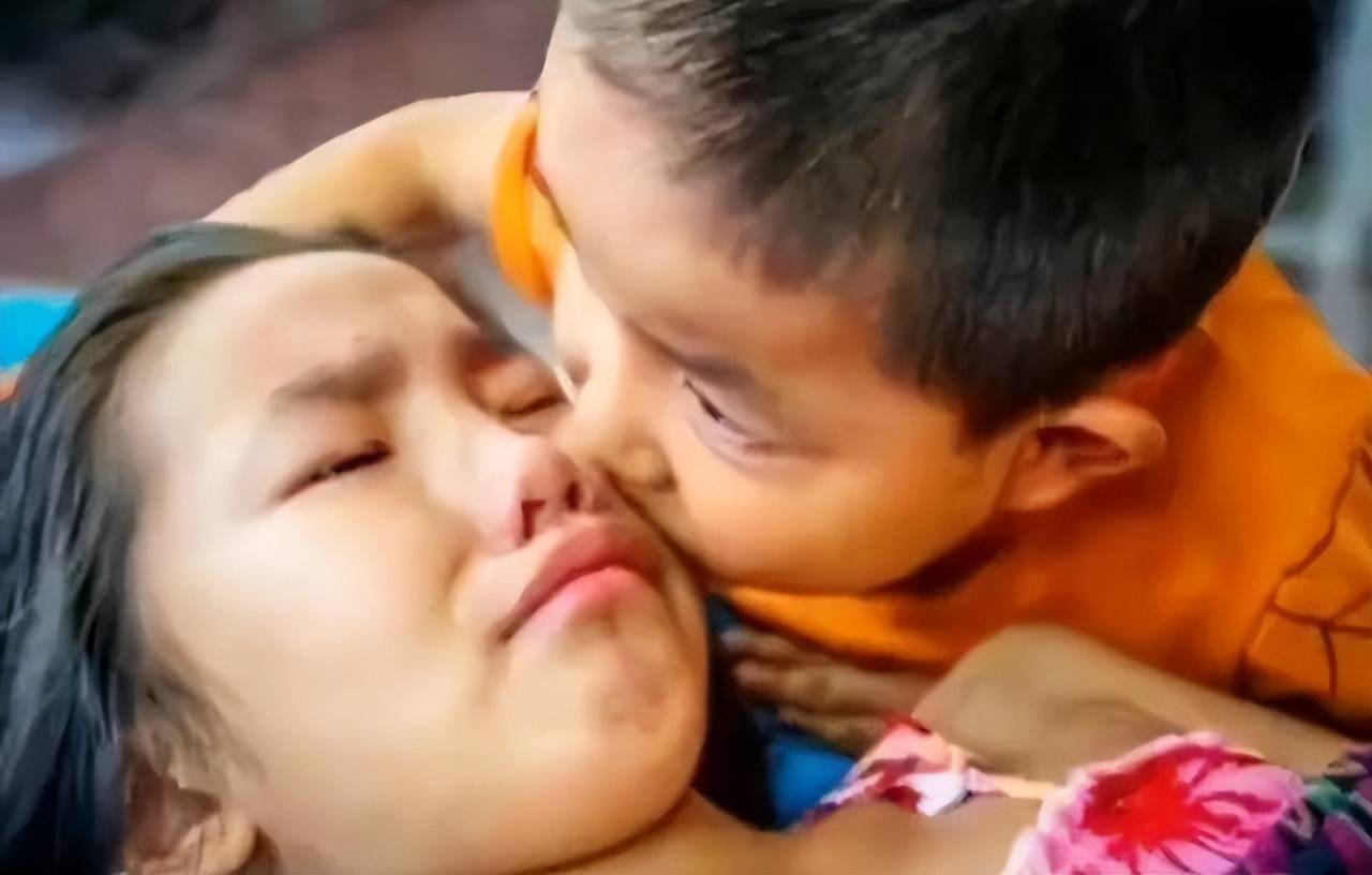 爸媽不要他們了！7歲弟獨自堅強「推11歲姐姐去看病」：別怕有我在