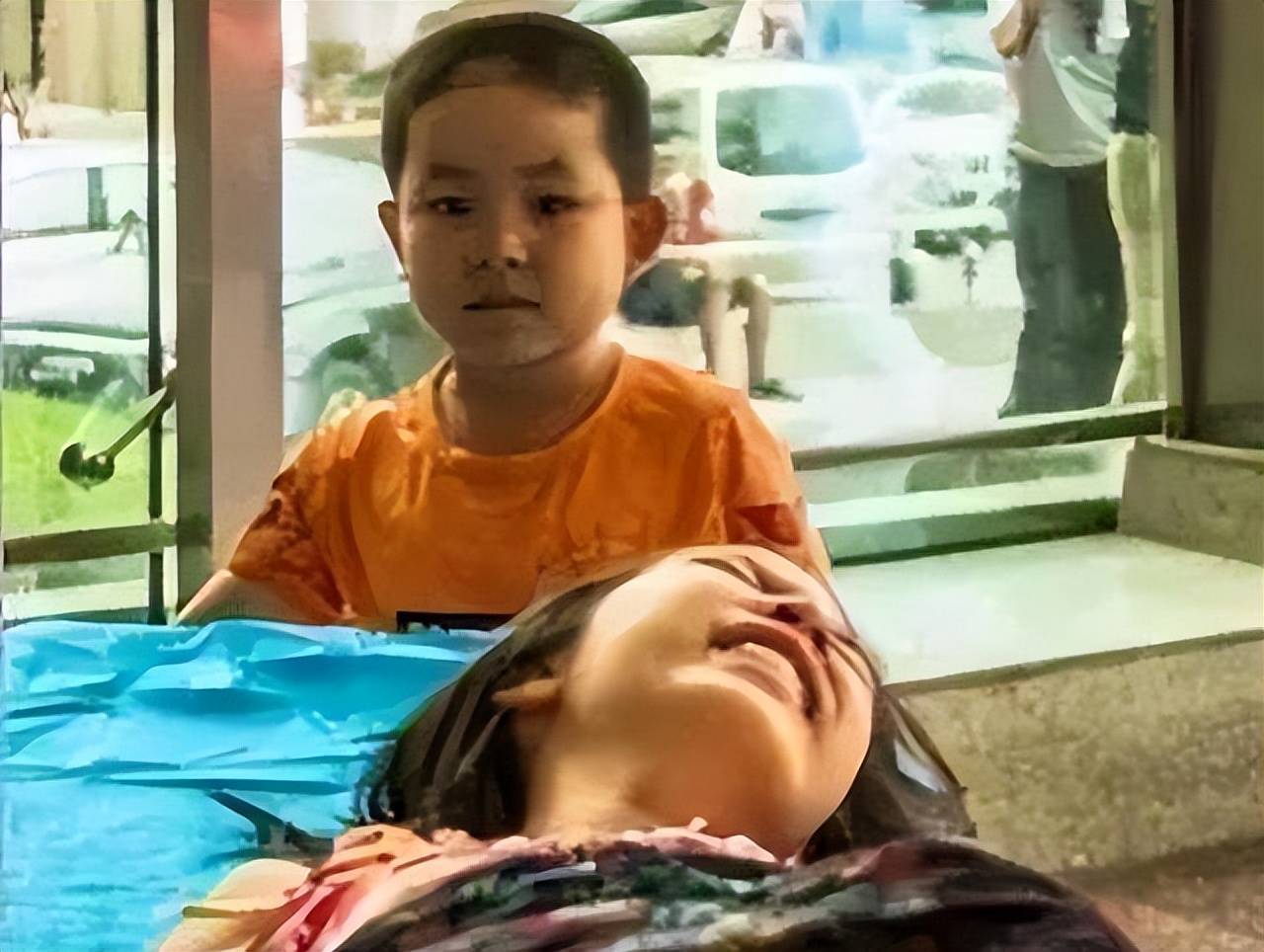 爸媽不要他們了！7歲弟獨自堅強「推11歲姐姐去看病」：別怕有我在