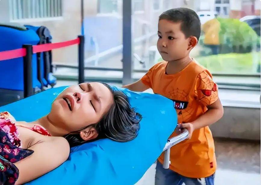 爸媽不要他們了！7歲弟獨自堅強「推11歲姐姐去看病」：別怕有我在