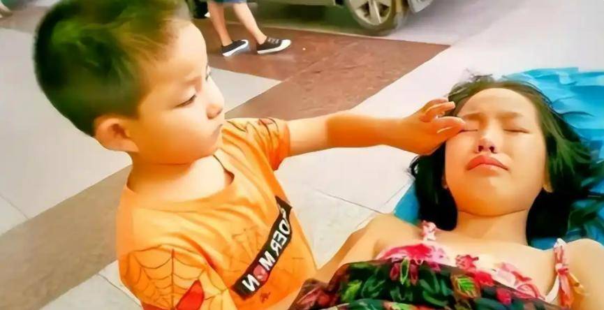爸媽不要他們了！7歲弟獨自堅強「推11歲姐姐去看病」：別怕有我在