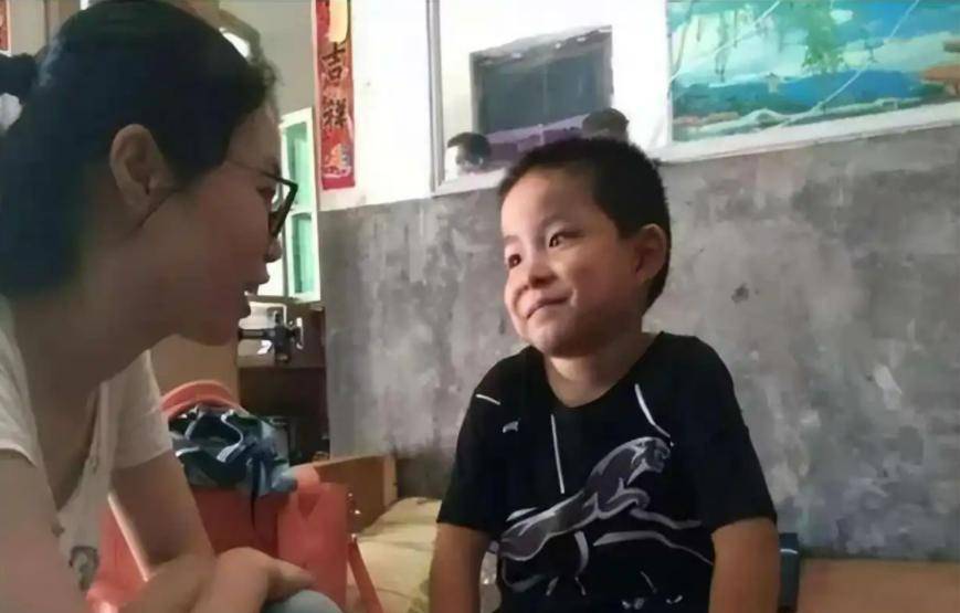 爸媽不要他們了！7歲弟獨自堅強「推11歲姐姐去看病」：別怕有我在