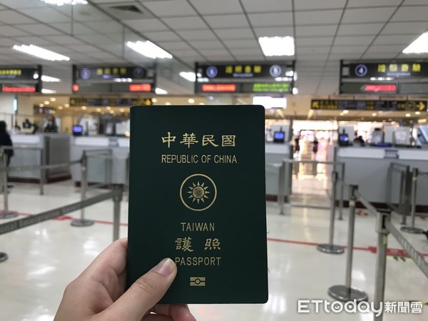 不用請代辦了！外交部宣布「只要符合3條件」在家就能申換護照