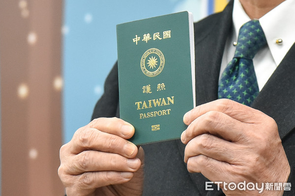 不用請代辦了！外交部宣布「只要符合3條件」在家就能申換護照