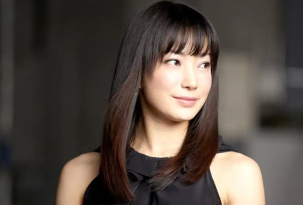 交往3個月就結婚！47歲資深女星「嫁高學歷大咖演員」　私下卻超節儉「騎腳踏車外出購物」