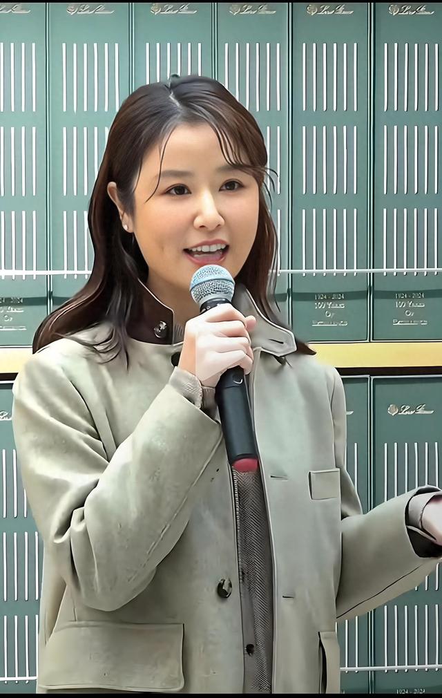 專心帶娃少露面！49歲戲劇女神「亮相卻發福腫一圈」　遭酸粉絲護航「增肥也很漂亮」本人發聲了