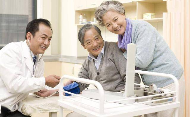 每天一碗荔枝殼煮水！60歲大叔「連喝三個月」去醫院檢查　醫生愣住：脂肪肝、尿酸都降了