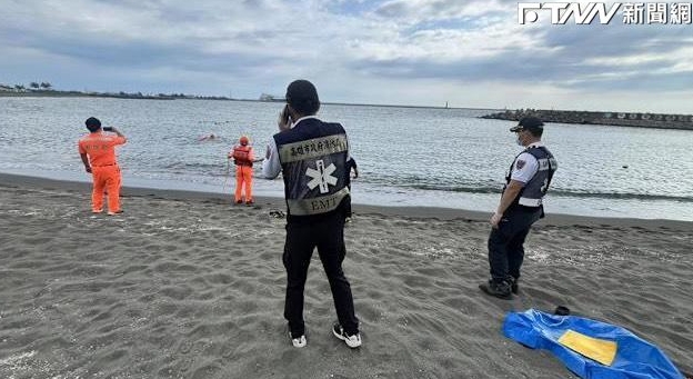 3惡犬追入海！高雄76歲老翁「大面積咬痕」溺水身亡　動保處出手了