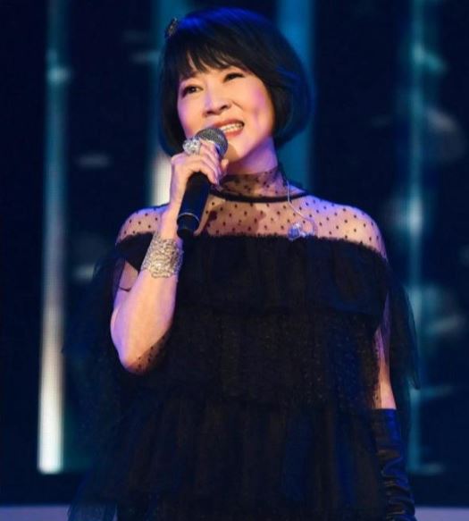 去年前夫才癌逝！玉女掌門人「年輕舊照」被翻出美炸　61歲仙氣不減「密友爆真面目」