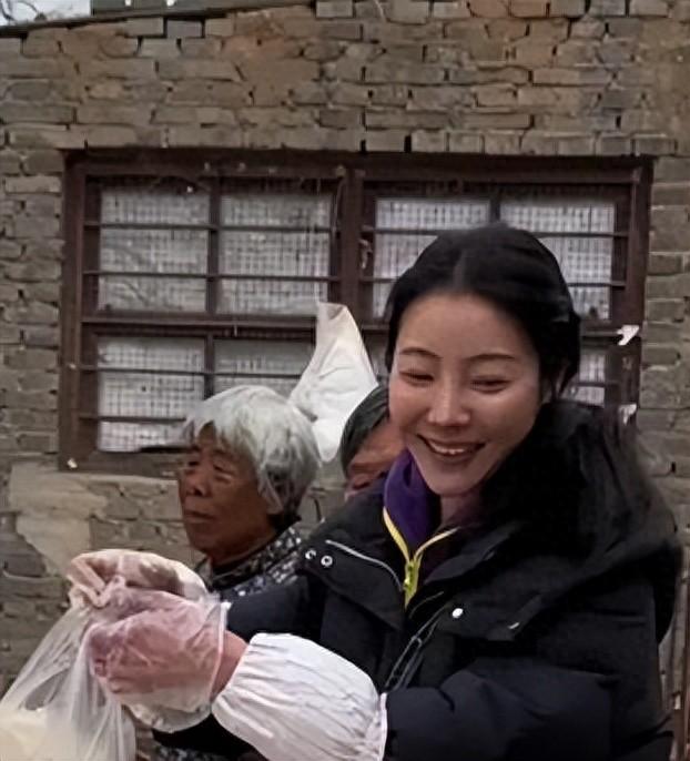 雙親智障殘疾「她扛七口家計」！天未亮開三輪車「吆喝賣菜爆紅」　被譽最美攤販「結局卻超悽慘」