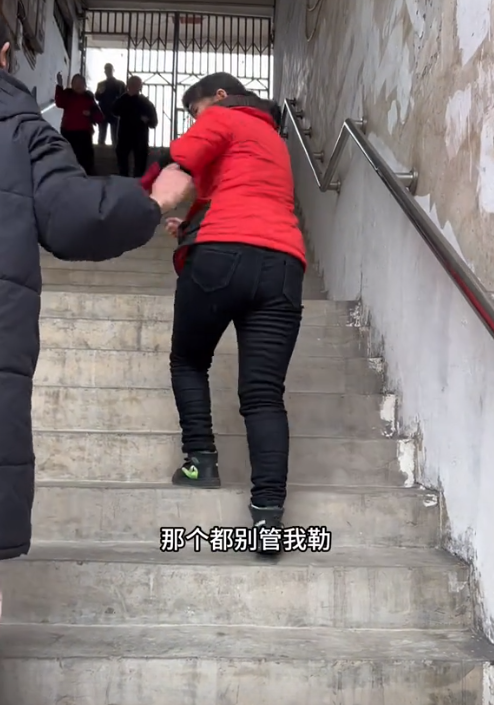 雙親智障殘疾「她扛七口家計」！天未亮開三輪車「吆喝賣菜爆紅」　被譽最美攤販「結局卻超悽慘」