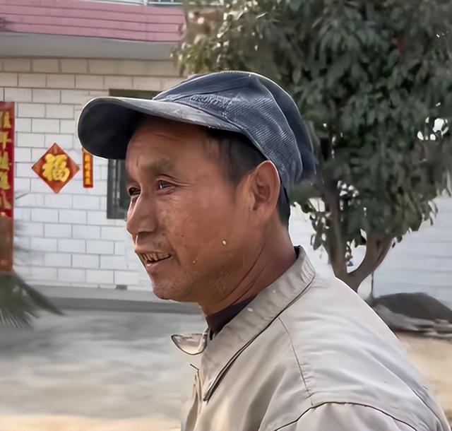 雙親智障殘疾「她扛七口家計」！天未亮開三輪車「吆喝賣菜爆紅」　被譽最美攤販「結局卻超悽慘」