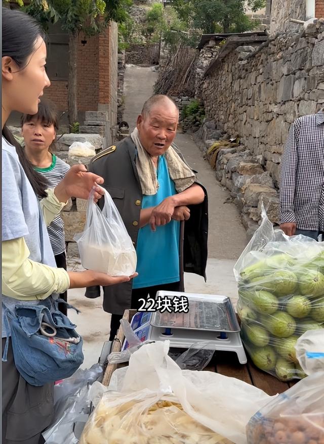 雙親智障殘疾「她扛七口家計」！天未亮開三輪車「吆喝賣菜爆紅」　被譽最美攤販「結局卻超悽慘」