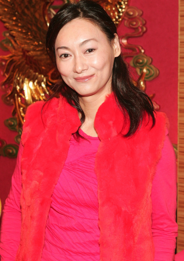 65歲影后公開認整形！曝「臉上縫89針」整個鼻子斷了　一度憂鬱「在房內口吐白沫」：靠她救回來