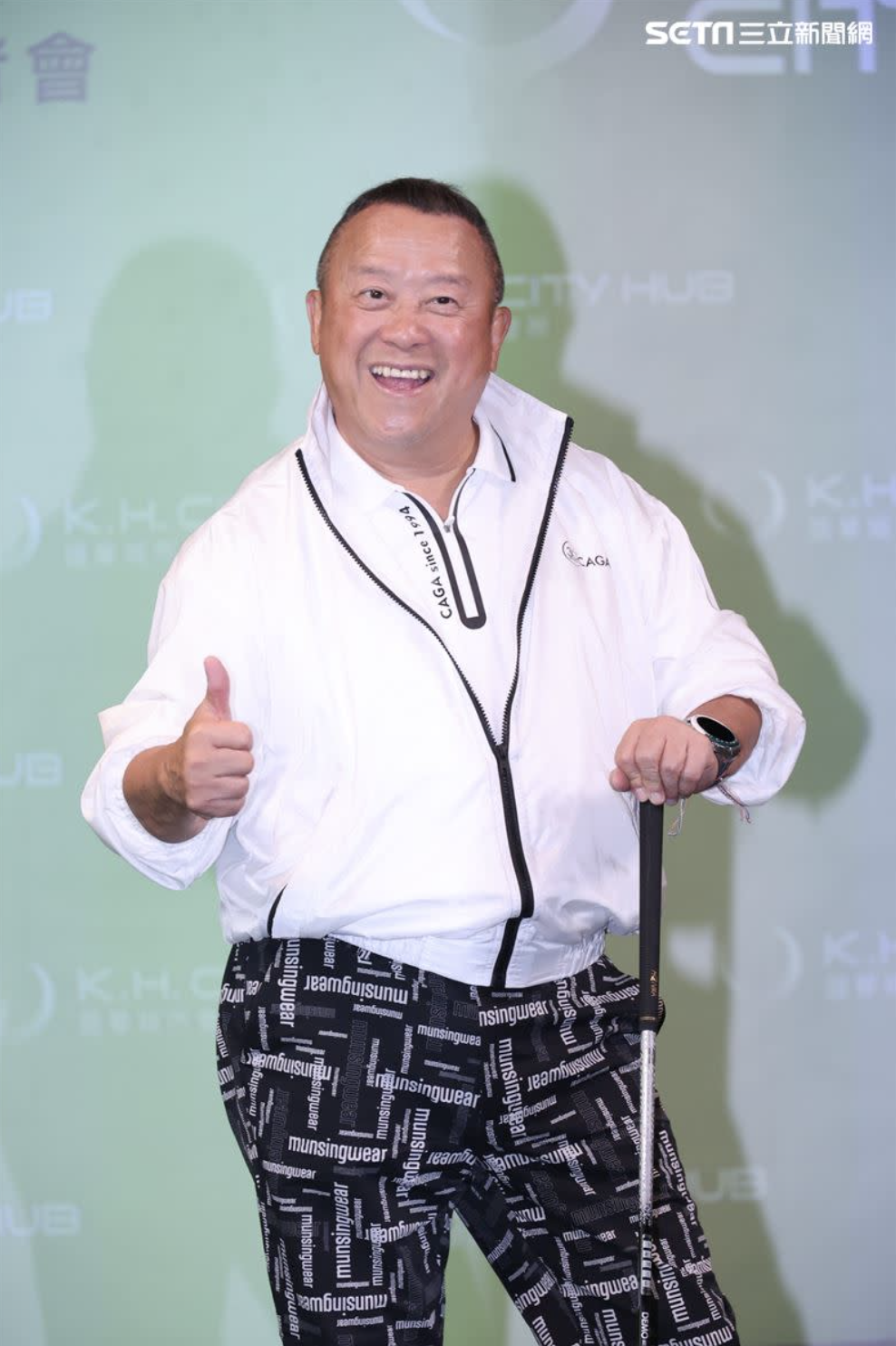 相差47歲！女星半蹲「72歲曾志偉雙腿間」遭轟：太不雅觀　她身分被起底「不只親密一位」