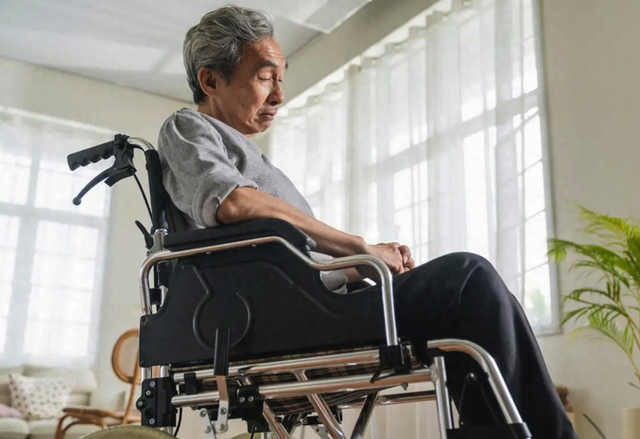 伺候我8年的保姆「突然說要走」！我加錢挽留遭拒「她轉頭提了一個條件」