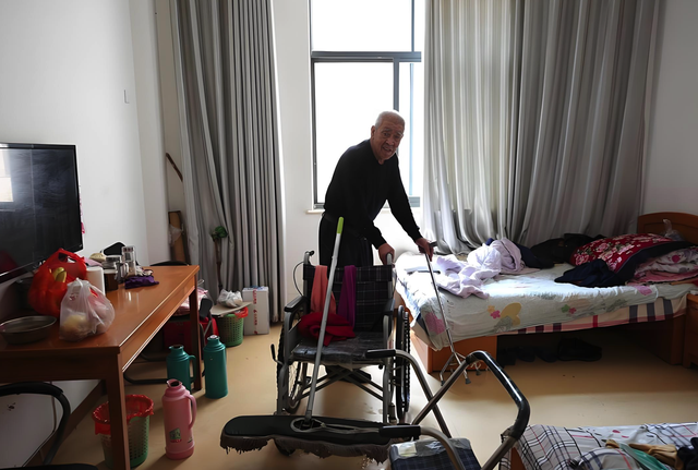 伺候我8年的保姆「突然說要走」！我加錢挽留遭拒「她轉頭提了一個條件」