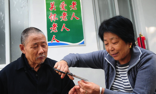 伺候我8年的保姆「突然說要走」！我加錢挽留遭拒「她轉頭提了一個條件」