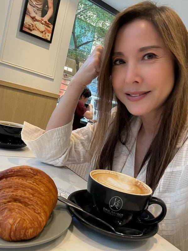 淡出影壇20年！57歲最美女星「巔峰時選擇秘婚」移居加拿大　如今「久違凍齡現身」驚呆眾人