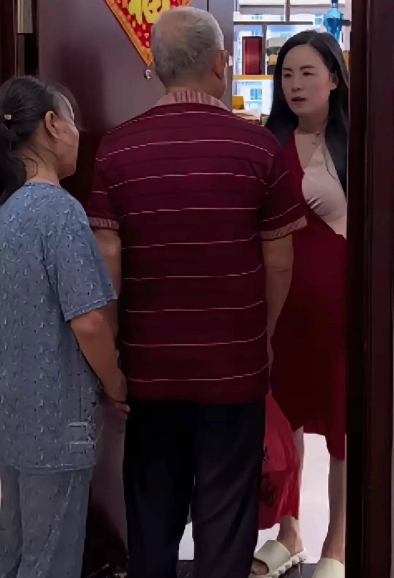 七旬老人當街下跪！求女兒「出錢救老伴」路人看不下去罵她　知情人「道出真相」：真的不能怪她