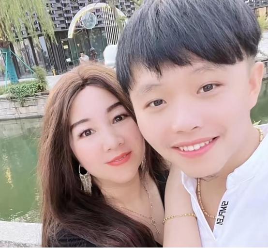 相差17歲！46歲富婆「看上外送小鮮肉」火速閃婚　男方外型曝光「網友卻直搖頭」：不會長久...