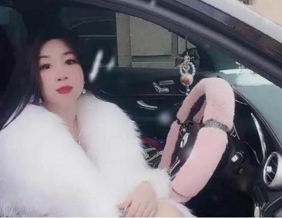 相差17歲！46歲富婆「看上外送小鮮肉」火速閃婚　男方外型曝光「網友卻直搖頭」：不會長久...