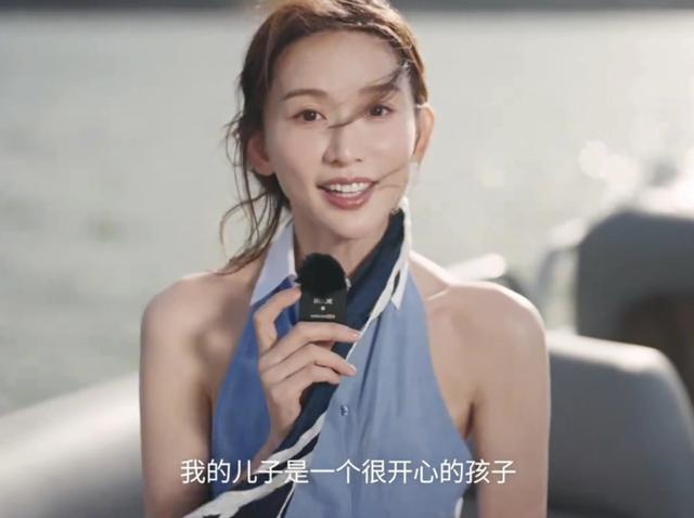 47歲高齡產子！女神婚後淡出「暑假帶娃出遊被偶遇」　同框小7歲尪「網喊一言難盡」：不像姐弟戀