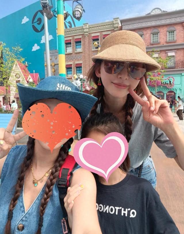 47歲高齡產子！女神婚後淡出「暑假帶娃出遊被偶遇」　同框小7歲尪「網喊一言難盡」：不像姐弟戀