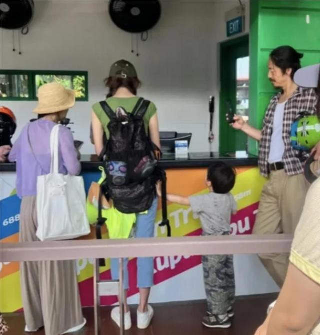 47歲高齡產子！女神婚後淡出「暑假帶娃出遊被偶遇」　同框小7歲尪「網喊一言難盡」：不像姐弟戀