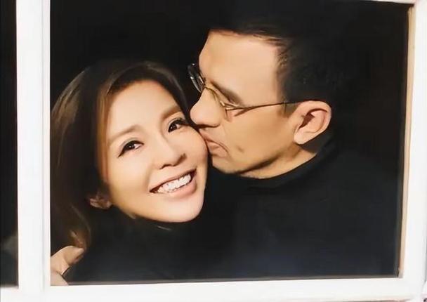 21年婚「沒煮過飯、洗過衣服」！名主持證實罹甲狀腺癌　副校長尪「只做4件事」把她寵成公主