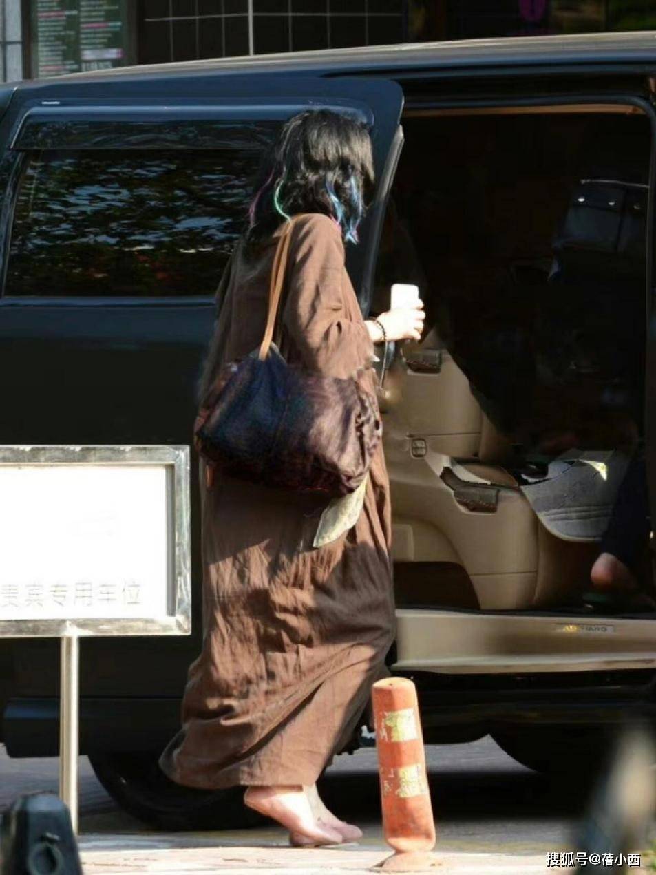55歲王菲穿搭火了！鍾愛「麻布袋裙」時髦又減齡　齊肩髮「搭配一好物」：狀態不輸年輕人