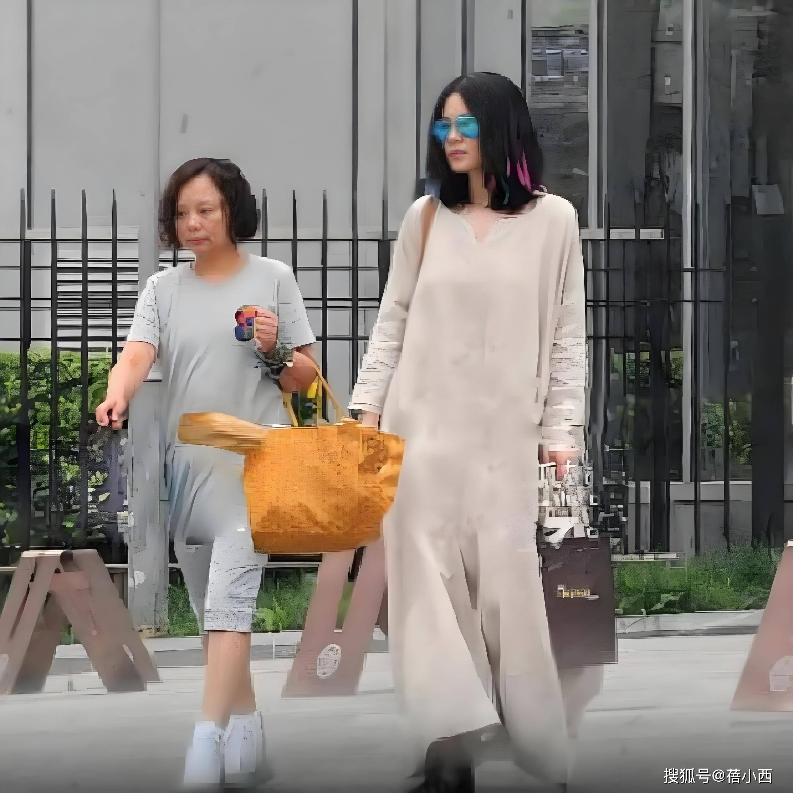 55歲王菲穿搭火了！鍾愛「麻布袋裙」時髦又減齡　齊肩髮「搭配一好物」：狀態不輸年輕人