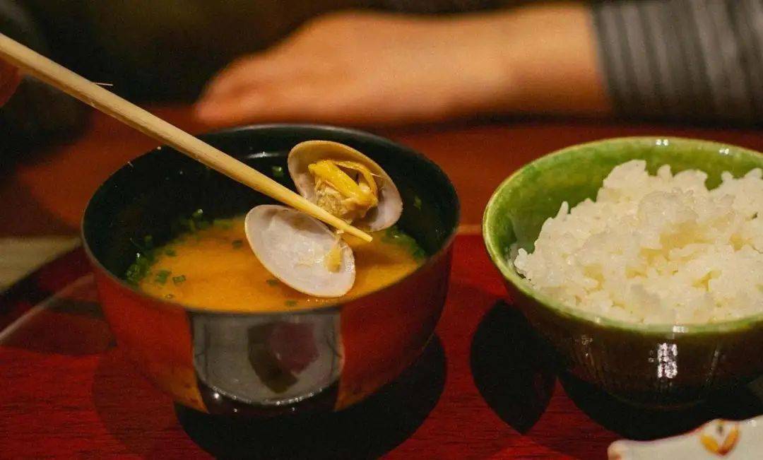 女子肚裡竟拉出「5公尺長繩」！細看竟還在動：以後不敢吃這食物了...