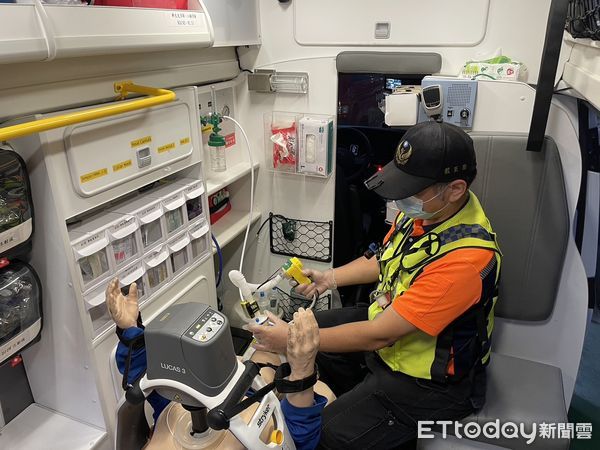 嚇慘／剛看完醫生！10歲女童「遭18歲跳樓女壓死」　母親「手抓藥袋倒地送醫」現況曝光