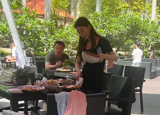 嫁大22歲天王！模特嫩妻「肚裡喜迎第三胎」　挺孕肚現身「38歲私下狀態驚人」
