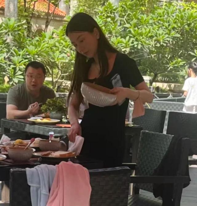 嫁大22歲天王！模特嫩妻「肚裡喜迎第三胎」　挺孕肚現身「38歲私下狀態驚人」