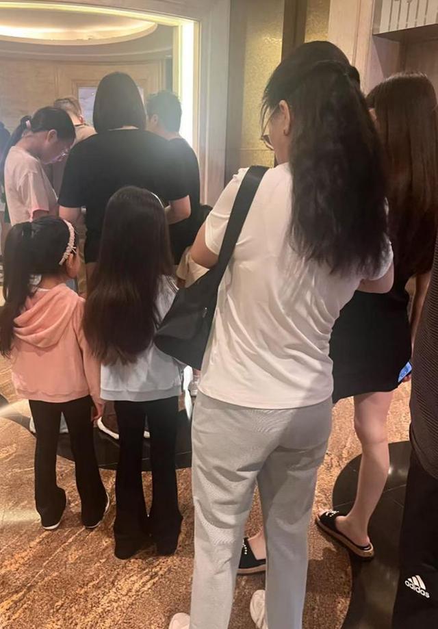 嫁大22歲天王！模特嫩妻「肚裡喜迎第三胎」　挺孕肚現身「38歲私下狀態驚人」