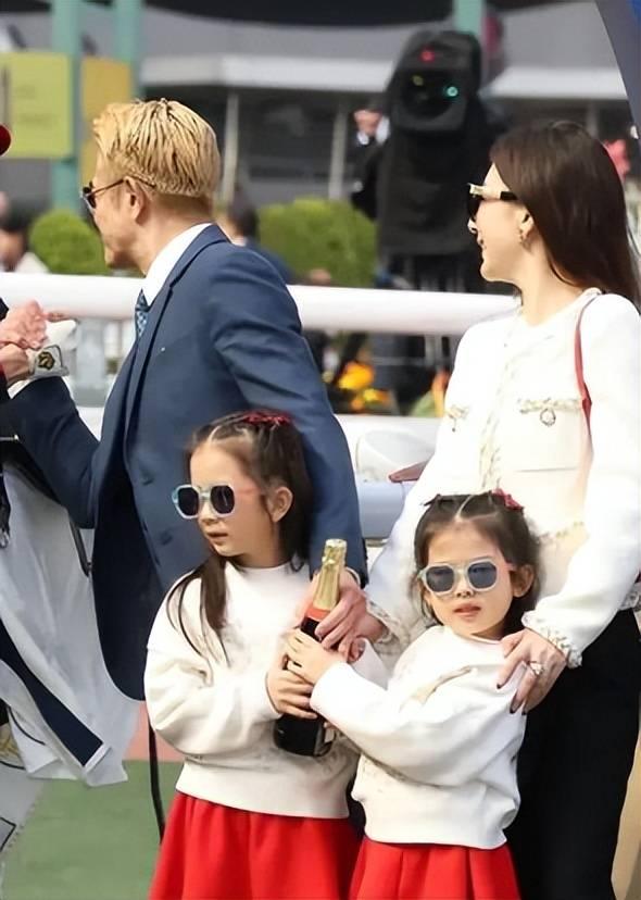 嫁大22歲天王！模特嫩妻「肚裡喜迎第三胎」　挺孕肚現身「38歲私下狀態驚人」
