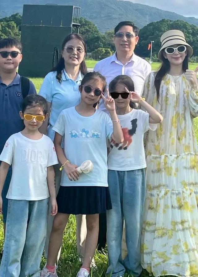 嫁大22歲天王！模特嫩妻「肚裡喜迎第三胎」　挺孕肚現身「38歲私下狀態驚人」