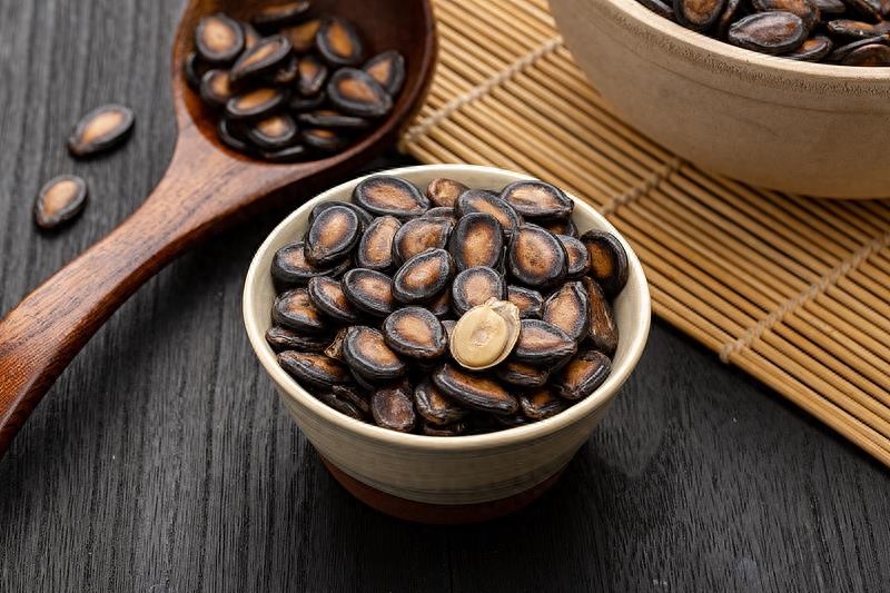 「脖子凸一塊」疼痛難耐！他急入院開刀「驚見7顆黑黑的」　醫傻眼喊「竟藏了20年」...