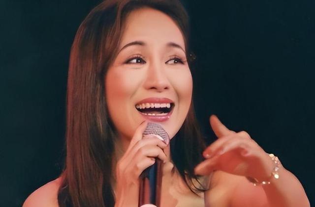 當年紅遍歌壇！66歲資深歌后「為愛放棄國籍」赴美結婚　6年後「黯然回到家鄉」卻慘遭抵制