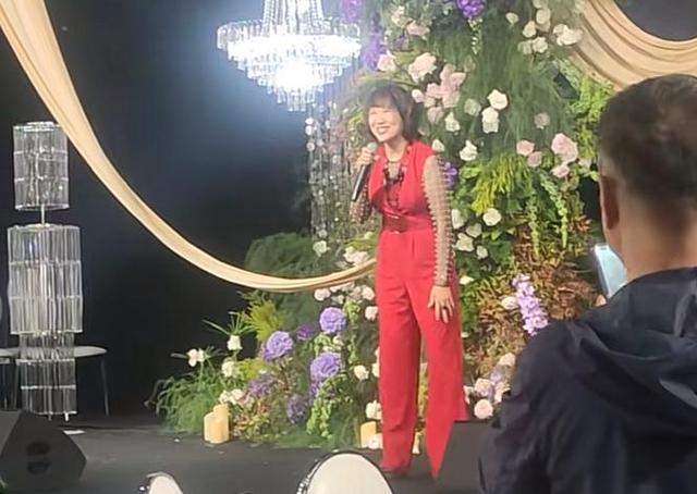 當年紅遍歌壇！66歲資深歌后「為愛放棄國籍」赴美結婚　6年後「黯然回到家鄉」卻慘遭抵制