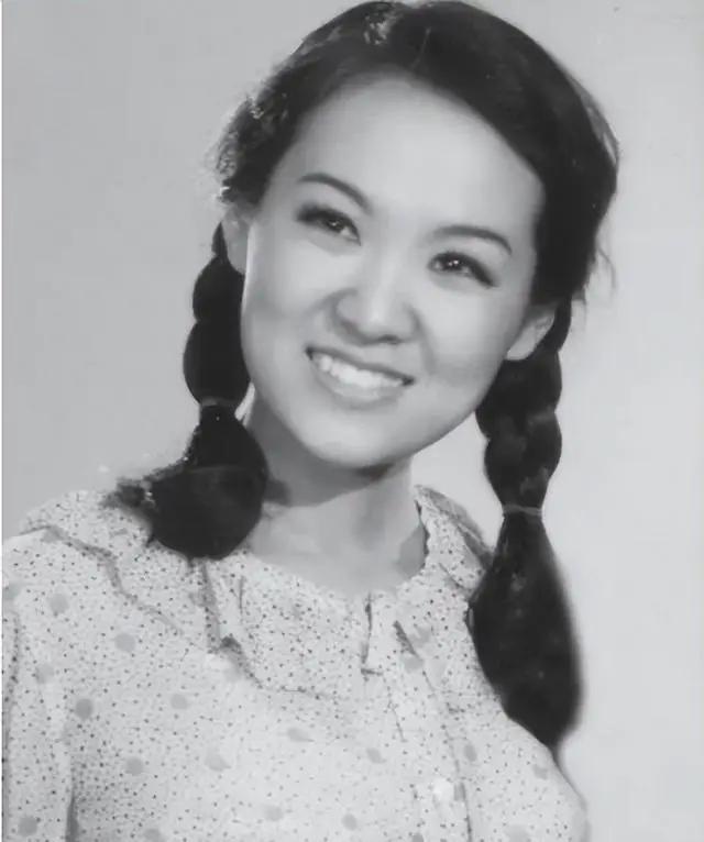 當年紅遍歌壇！66歲資深歌后「為愛放棄國籍」赴美結婚　6年後「黯然回到家鄉」卻慘遭抵制