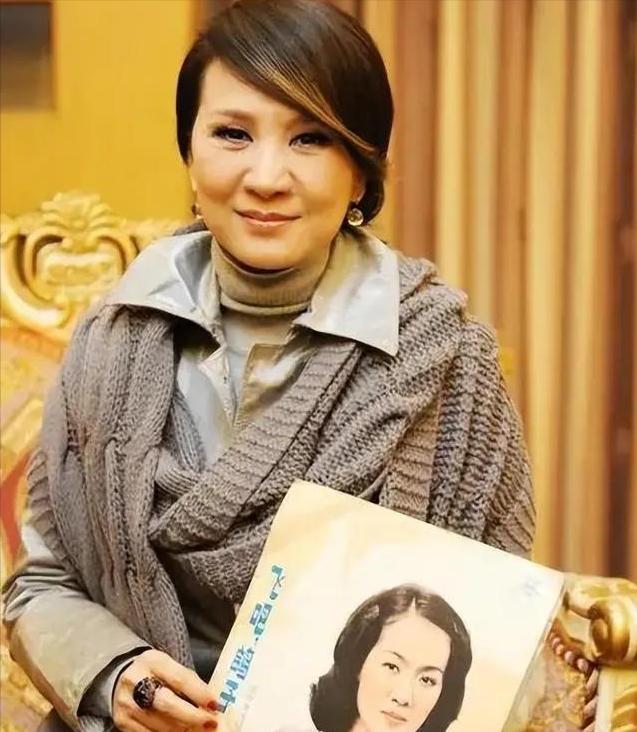 當年紅遍歌壇！66歲資深歌后「為愛放棄國籍」赴美結婚　6年後「黯然回到家鄉」卻慘遭抵制