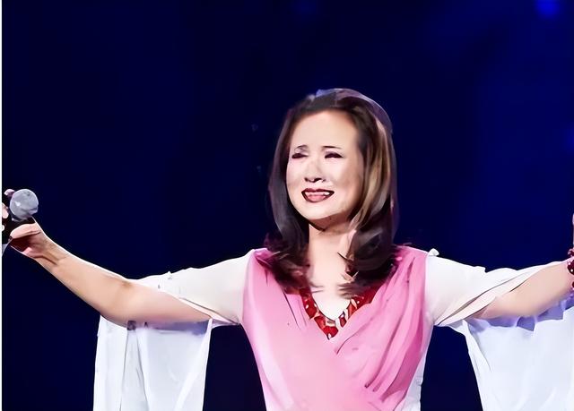 當年紅遍歌壇！66歲資深歌后「為愛放棄國籍」赴美結婚　6年後「黯然回到家鄉」卻慘遭抵制