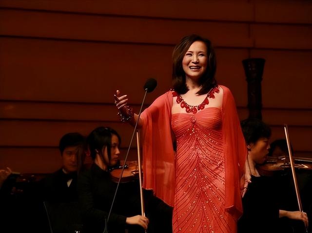 當年紅遍歌壇！66歲資深歌后「為愛放棄國籍」赴美結婚　6年後「黯然回到家鄉」卻慘遭抵制