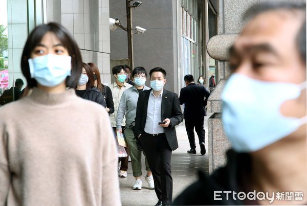口罩反變健康殺手？專家警告「1動作釋出塑膠微粒」：恐罹心肌梗塞