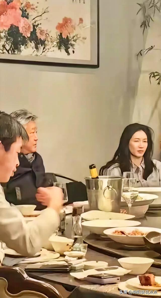 被傳替富商生私生子！38歲大咖女星「被目擊與導演聚會」　網一看素顏狀態「驚呼差點認不出」　